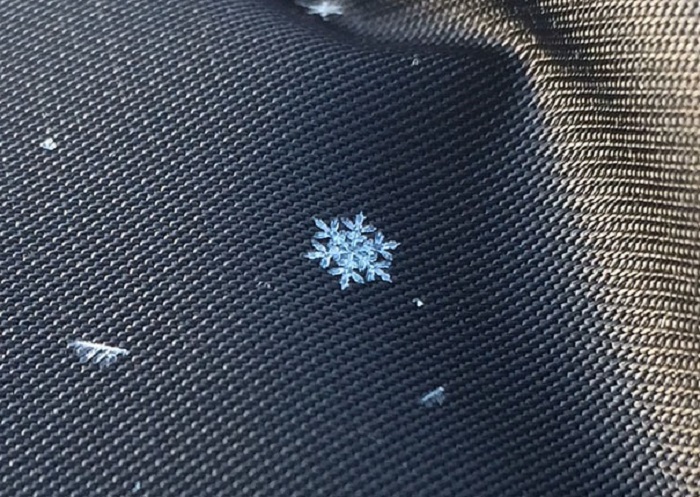 Кришталева сніжинка так світиться, що видно кристалики льоду.