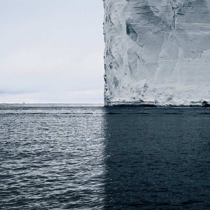 Айсберг, океан, небо і тінь ділять світ на чотири рівних квадрата.