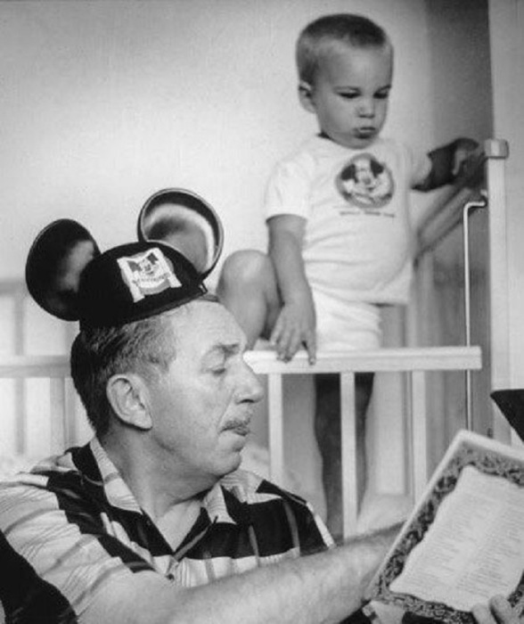 Уолт Дисней читает своему внуку сказку на ночь, 1955 год.