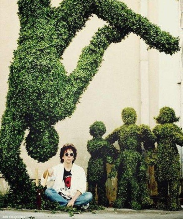 Тим Бёртон на съемочной площадке фильма «Эдвард руки-ножницы», 1990 год.