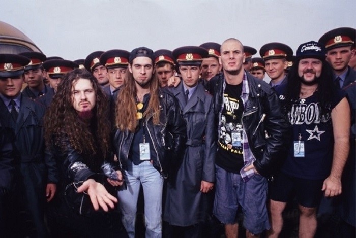 Группа в окружении милиции на фестивале Monsters Of Rock, Тушино, 1991 год.