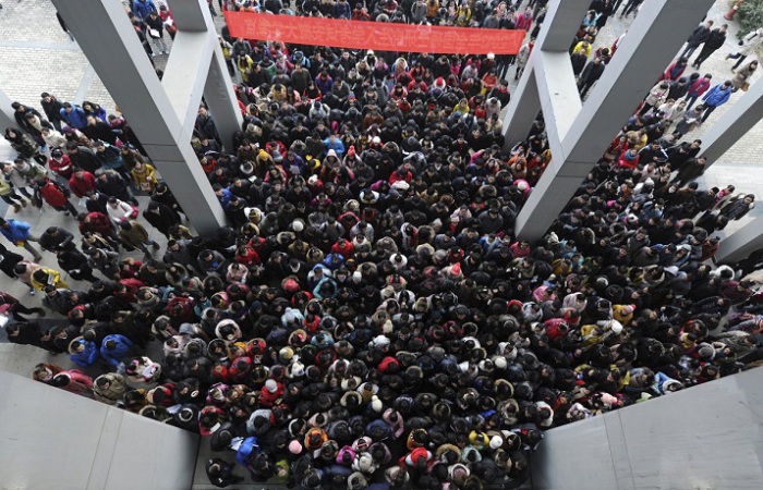 Абитуриенты подходят к зданию, чтобы принять участие в трёхдневном вступительном экзамене в аспирантуру в Хэфэй, провинция Аньхой.