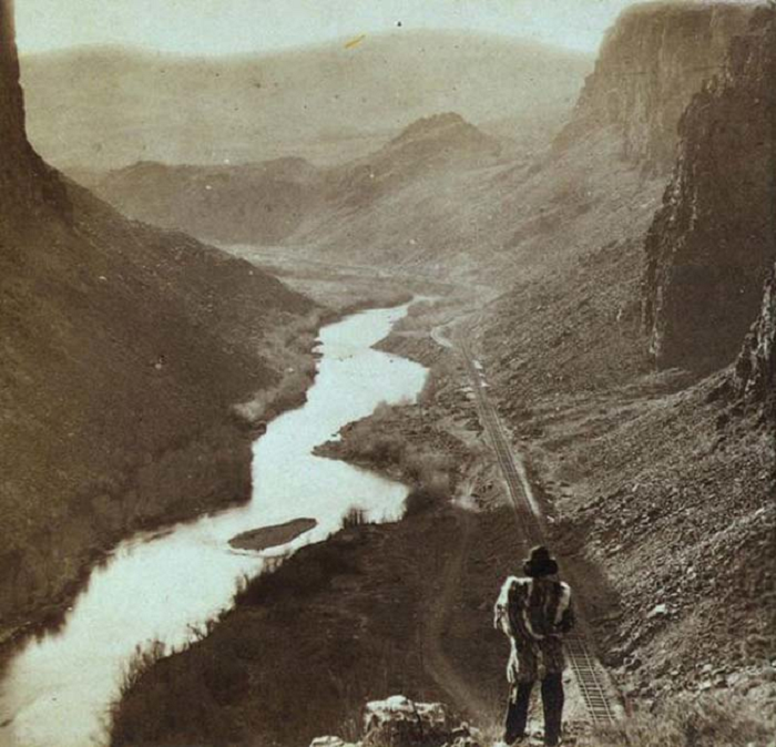 Индеец смотрит на недавно завершенную часть трансконтинентальной железной дороги.1868 год.