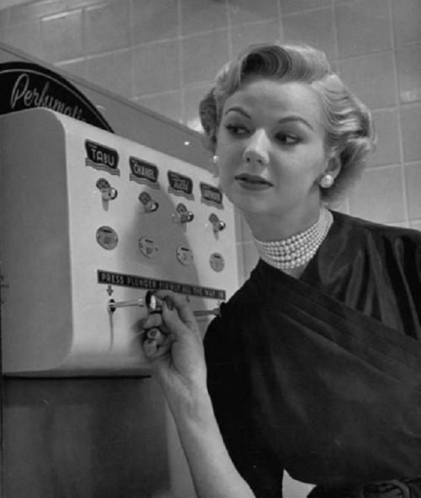 Автомат для опрыскивания духами, 1952 год.