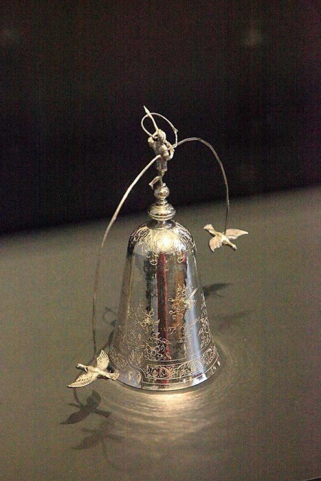 Предмет использовался для игры в «бутылочку», материал: серебро, высота: около 200 мм, Европа, XVII век.