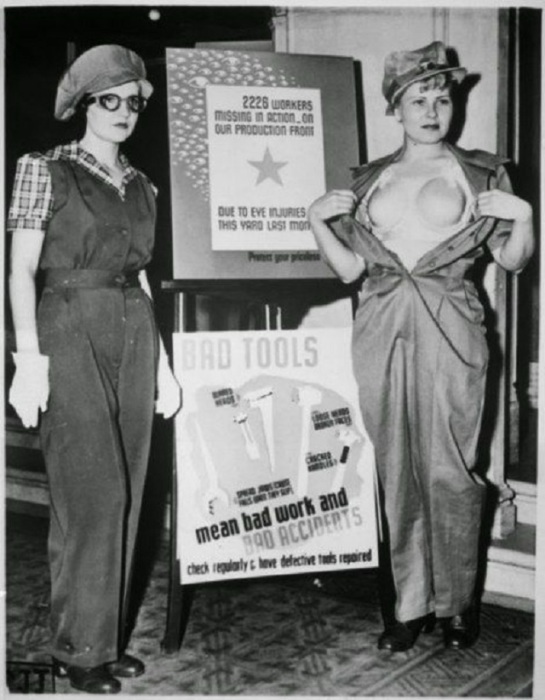 Девушка справа представляет защитный бюстгальтер из пластика для женщин, работающих на военных заводах, США, 1943 год.