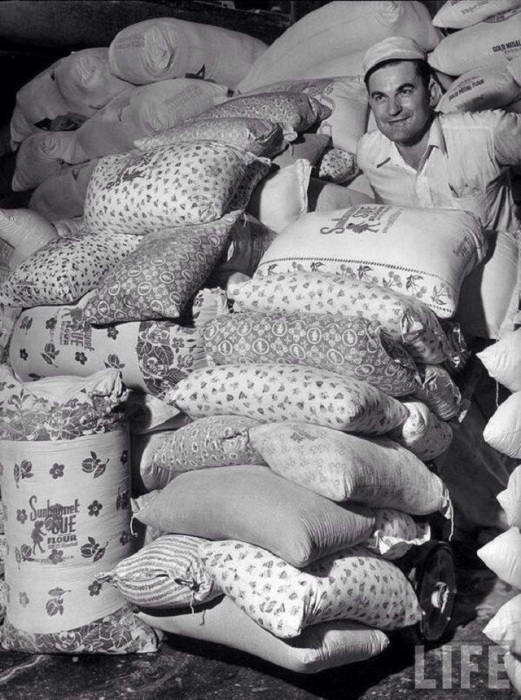 Когда во время Великой депрессии производители муки узнали, что бедствующие матери шьют своим детям одежду из мешков от муки, они запустили в производство мешки из цветных фабричных тканей, США, 1930-е годы.