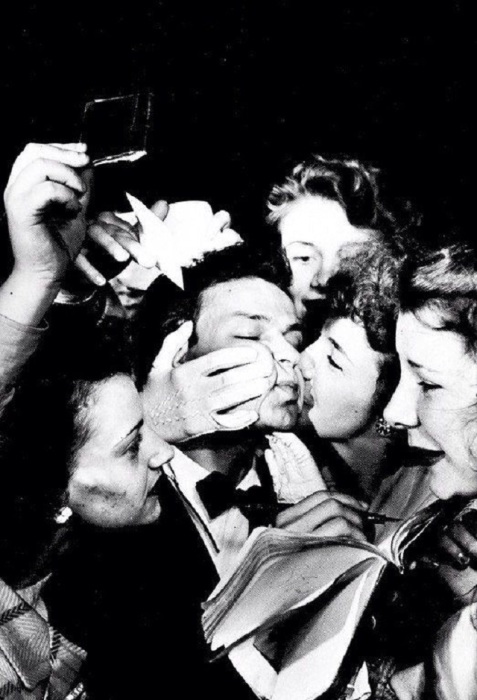 Фрэнк Синатра в окружении безумных фанаток, 1940-е годы.