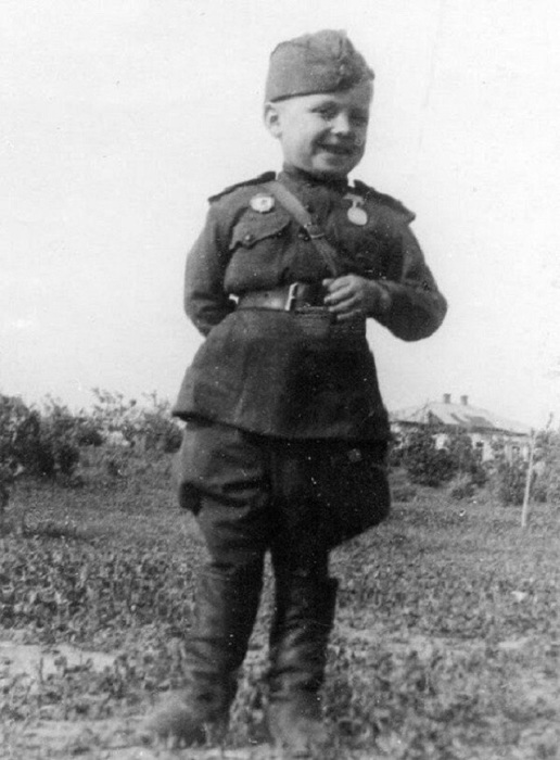 6-летний мальчик нарядился в форму солдата.