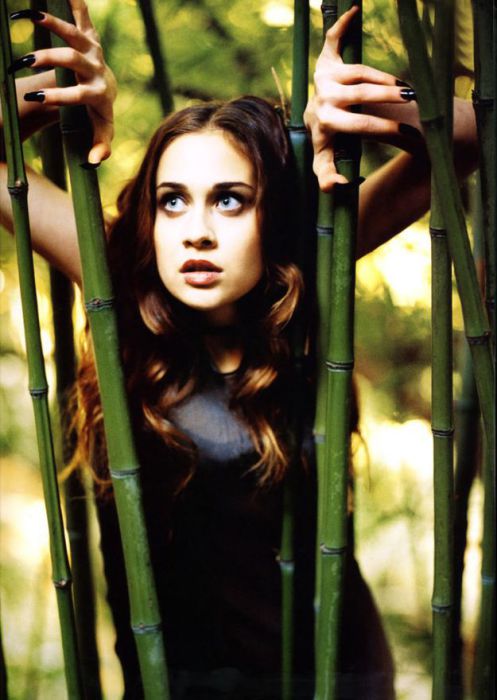 Американская певица, композитор в роли напуганной девушки в джунглях.