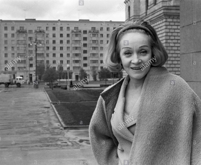 Марлен у гостиницы Украина, 1964 год.