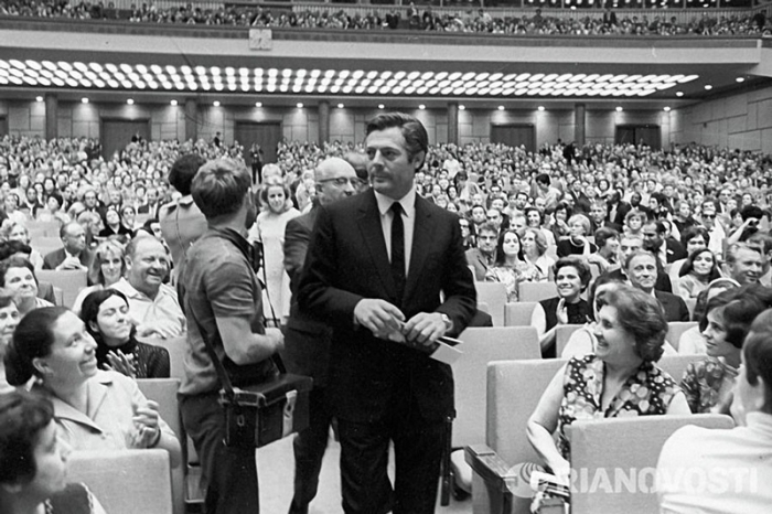 Итальянский актёр среди зрителей Московского кинофестиваля, 1969 год.