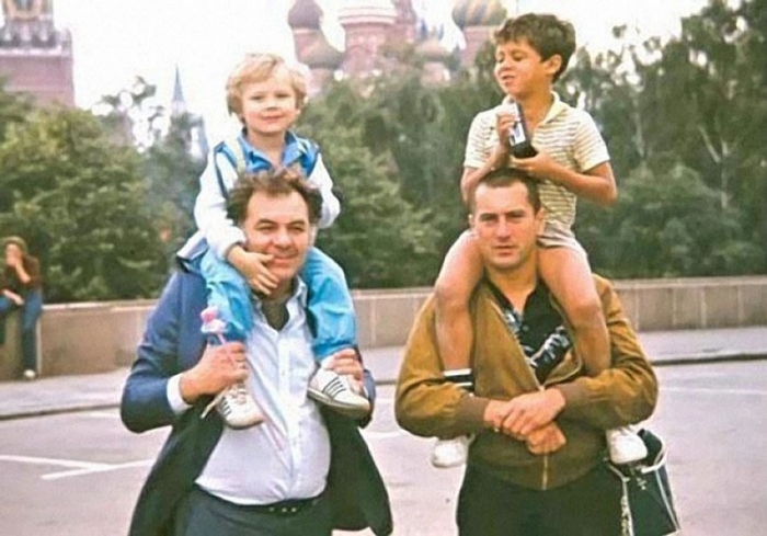 Актёрв с детьми в Москве, 1982 год.