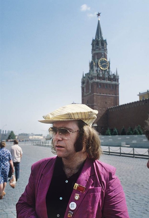 Первыми крупными гастролями западного рок-музыканта в Советском Союзе были гастроли Элтона Джона в 1979 году.