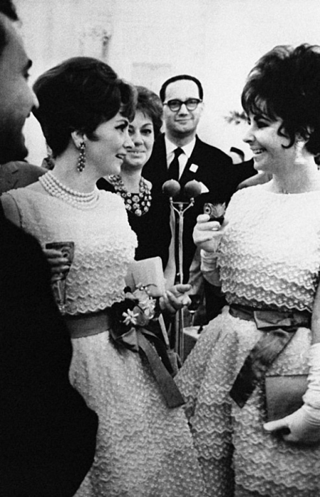 На прием в Кремле Джина Лоллобриджида и Элизабет Тейлор пришли в одинаковых платьях Dior, но с разными поясами: у Тейлор пояс был голубой, у Лоллобриджиты - красный.