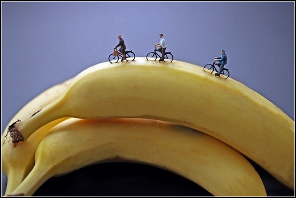Маленькие люди, большие предметы. Банановые горки из фотопроекта Disparity