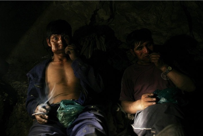 Рабочие шахты жуют листья коки, Оруро, Боливия