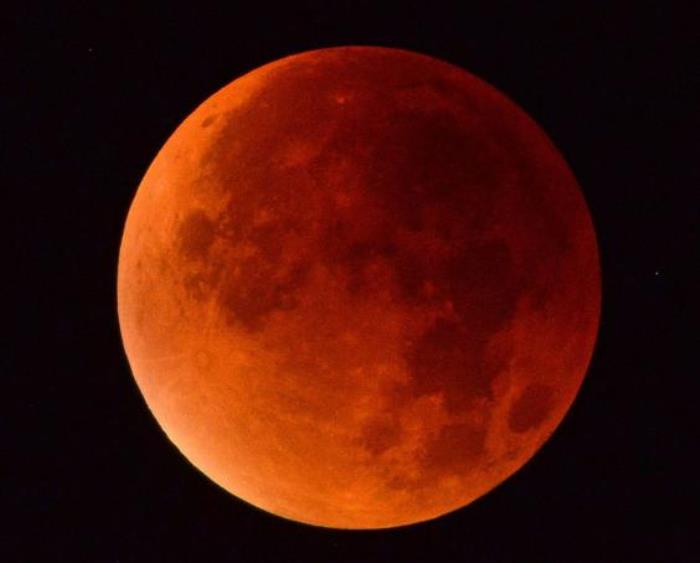 Кроваво-красная луна в небе над Дорсетом, Англия
