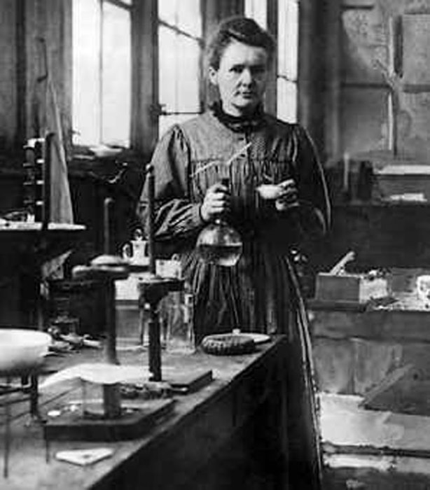 Мари Кюри в лаборатории