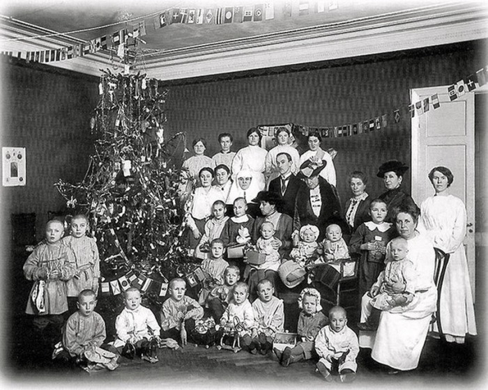 Воспитанники Русско-британского приюта для детей-беженцев и попечители приюта у рождественской елки, 1916