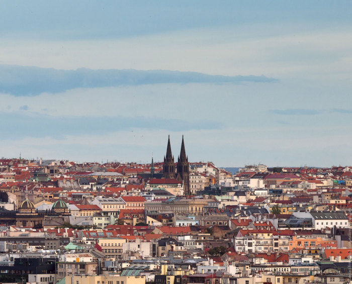Вид на город и Собор Святого Вита в Праге. 
