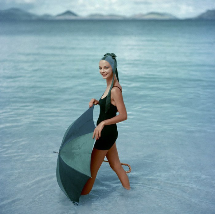 Модель в модном купальнике с зонтом. 1950-е годы.