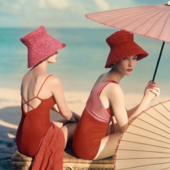 Две девушки в красных купальниках под зонтом. 1950-е годы. 