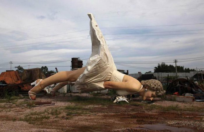 Гигантская статуя Мерилин Монро выкинутая на одной из китайских свалок.