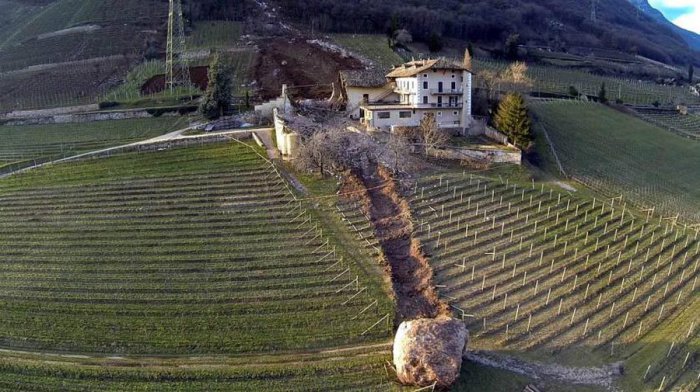 Огромный валун скатившийся с горы в Северной Италии, который разрушил полностью сарай и виноградники.