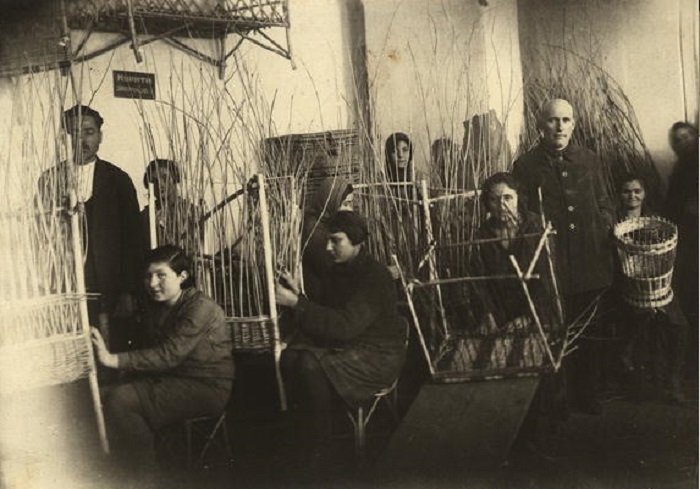 Артель лозоплетения - общества Допомога. Каменец-Подольский, 24 апреля, 1931 год. 