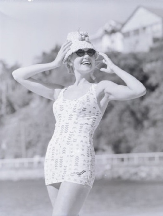 Женщина в модном купальнике. 1960-е годы. 