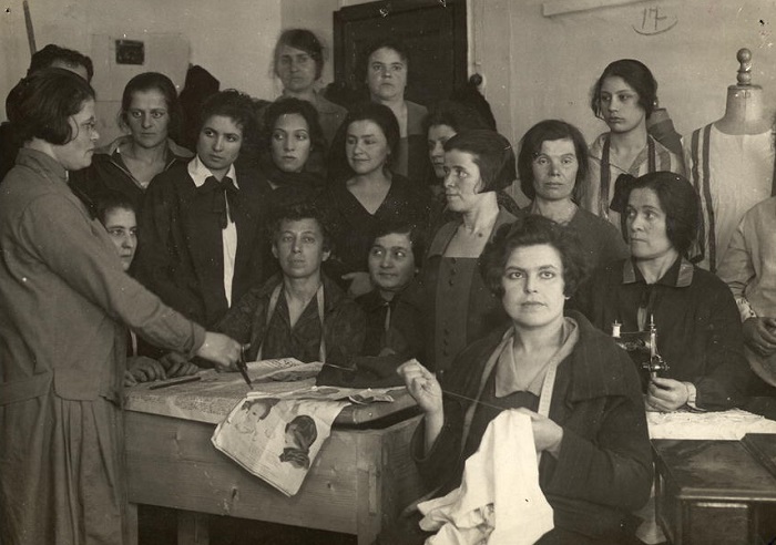 Кружок кройки и шитья при клубе Коммунист. Москва, 1920-е годы. 
