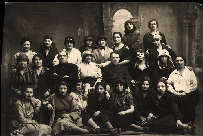 Кружок кройки и шитья при клубе Кустсоюза. Одесса, 1927 год. 