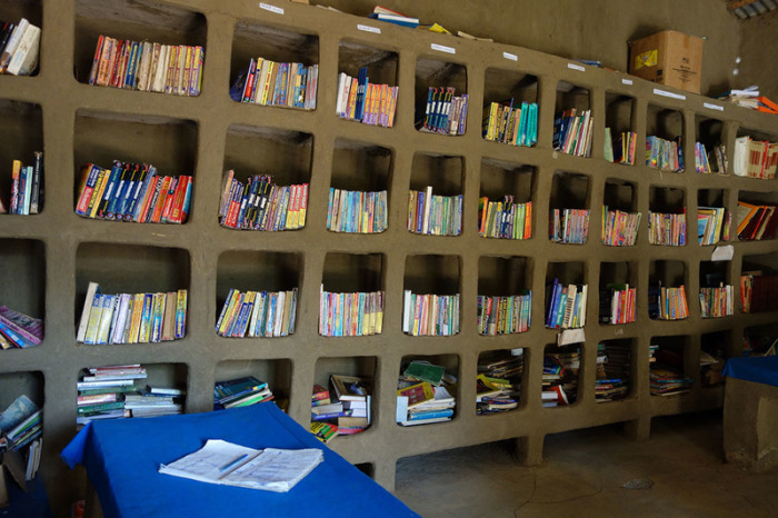 Библиотека в Аура Амба в основном состоит из учебников для школьников. | Фото: atlasobscura.com.