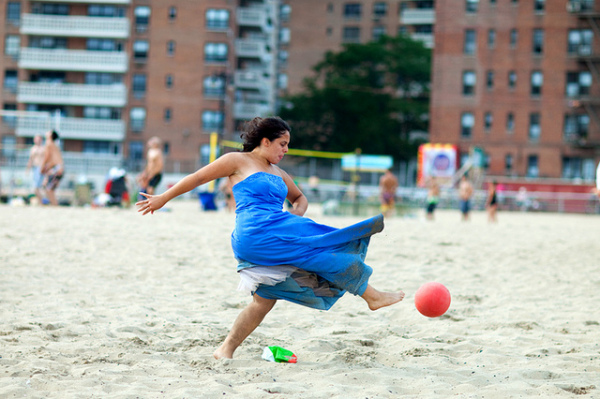 В этом платье девушка обыграет в пляжный футбол кого угодно