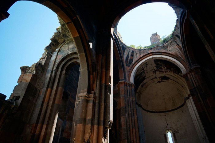  Внутри собора Ани, 4 июня 2013. Строительство началось в 989 году и было завершено в период между 1001—1010 годами. Строение рухнуло во время землетрясения в 1319 году.