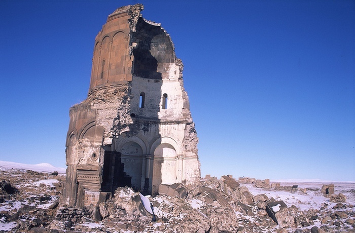 Разрушенная церковь Святого Спасителя в древнем городе Ани.
