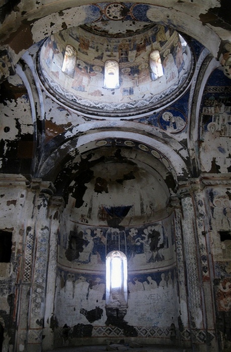 Поврежденные фрески в церкви Святого Григория.
