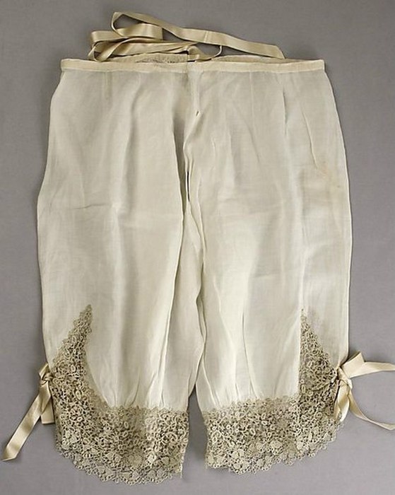 Батистовые панталоны с кружевами. Конец 19-го века.