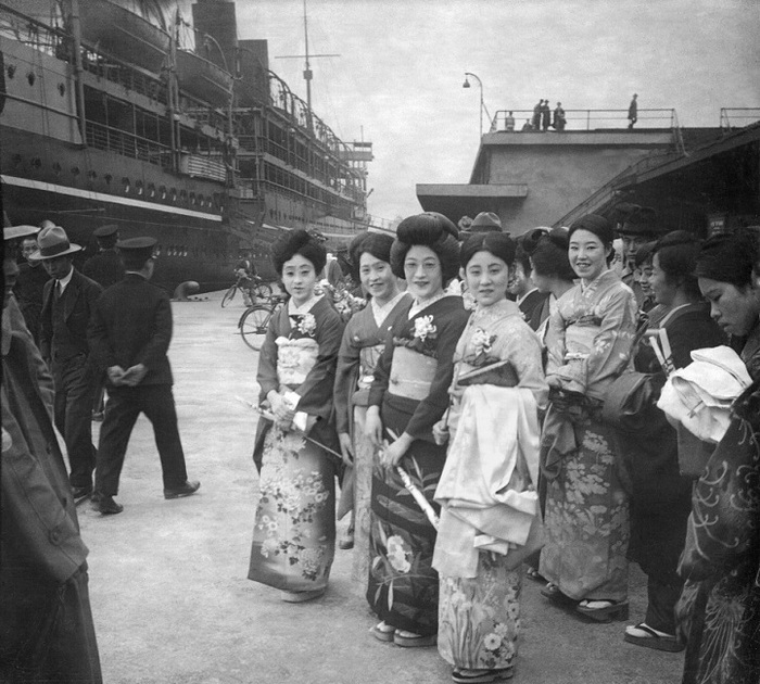 Степенные японские дамы в гавани Шанхая.
