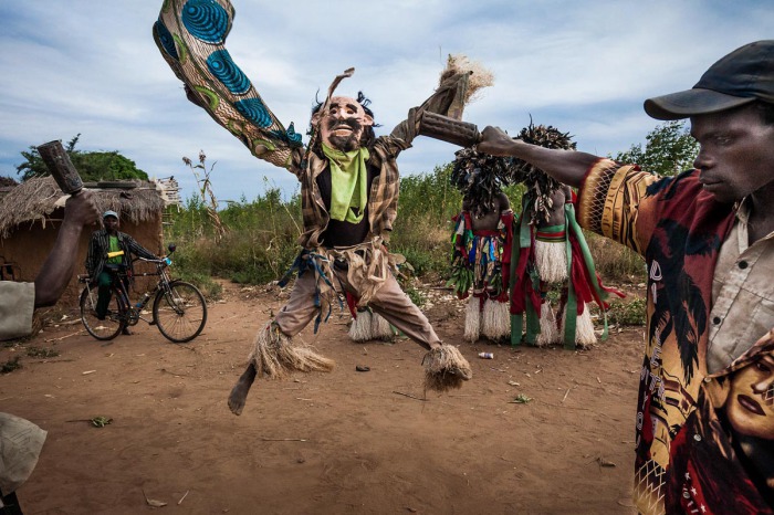 Великий танец обычно длится три ночи, а в течение дня ньяу в костюмах могут разгуливать по деревне, пугая местных жителей. 