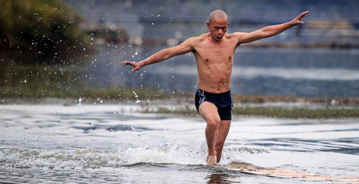 Ши Лилианг - бегущий по воде.