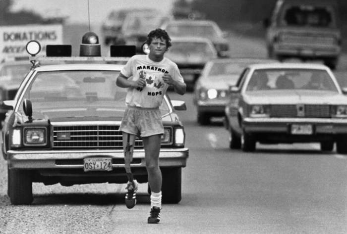 Терри Фокс во время его марафона надежды.
