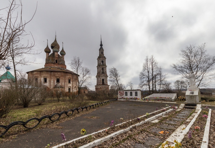 Казанская церковь видна ещё с околицы.