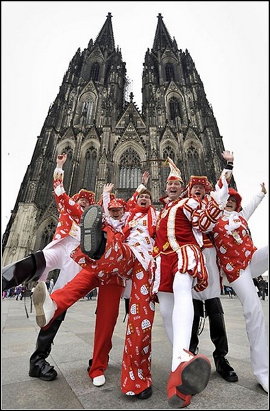 Карнавал в Германии: мрачная готика и забавные наряды кельнцев